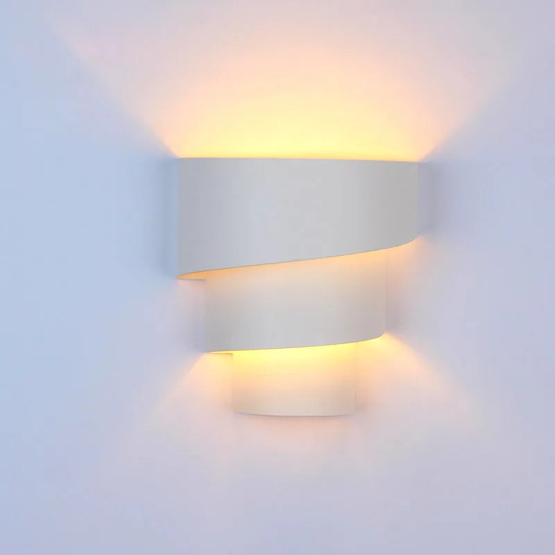 Moderne weiße LED-Wandleuchte mit diffusem Licht und minimalistischem Design