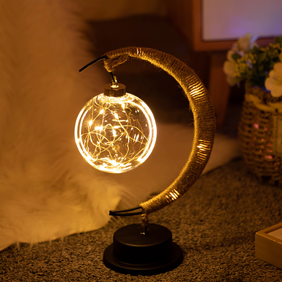 Maan-geïnspireerde tafellamp met warm licht en draadloos ontwerp op batterijen