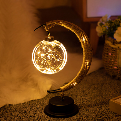 Maan-geïnspireerde tafellamp met warm licht en draadloos ontwerp op batterijen