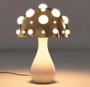 Lampa stołowa w kształcie grzybka z delikatnym światłem ambientowym i zabawnym designem