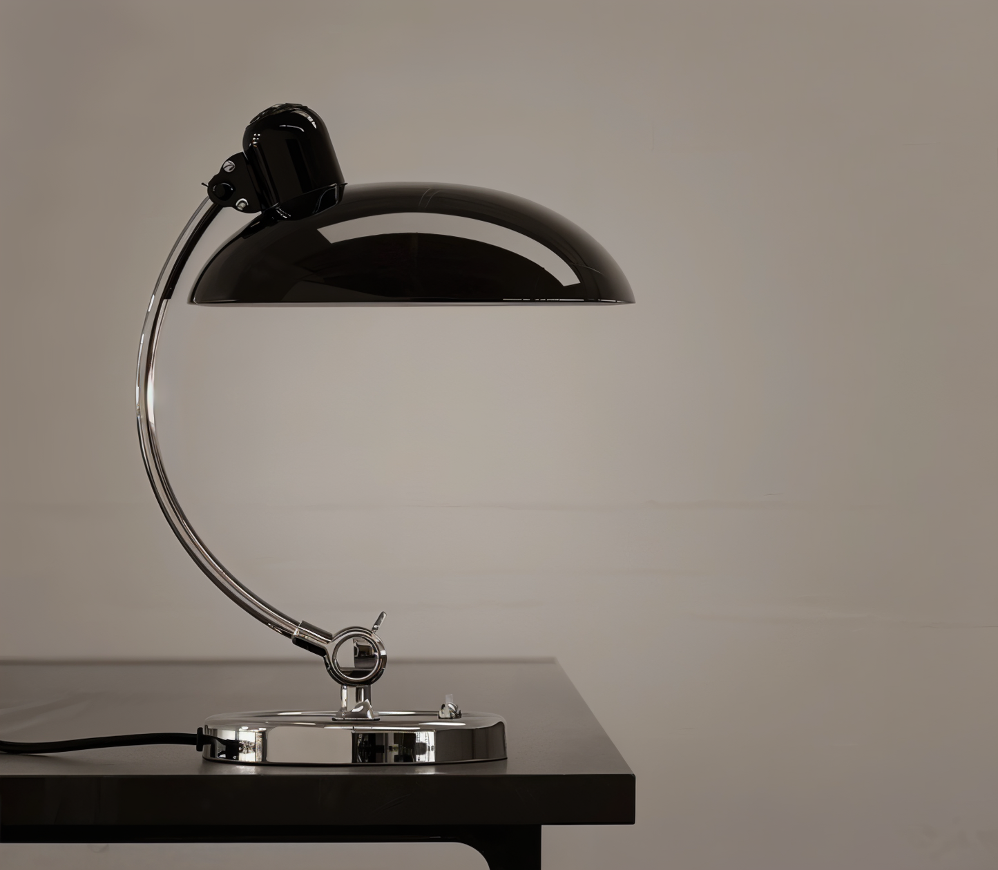 Vintage lampa stołowa NostaChic z żelazną kopułą, regulowana lampa biurkowa i do czytania  