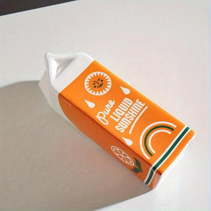 Verspielte Keramikvase mit einzigartigem, von einer Saftpackung inspiriertem Design