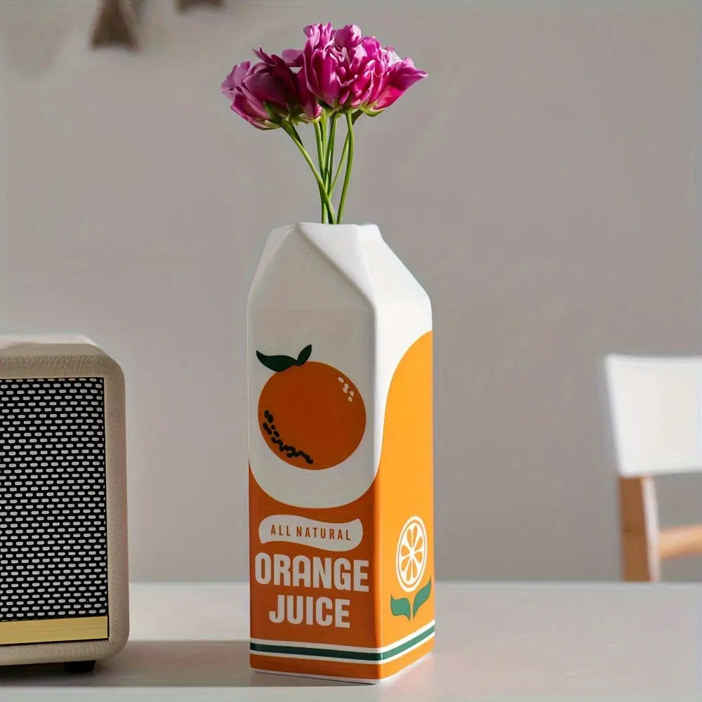Verspielte Keramikvase mit einzigartigem, von einer Saftpackung inspiriertem Design