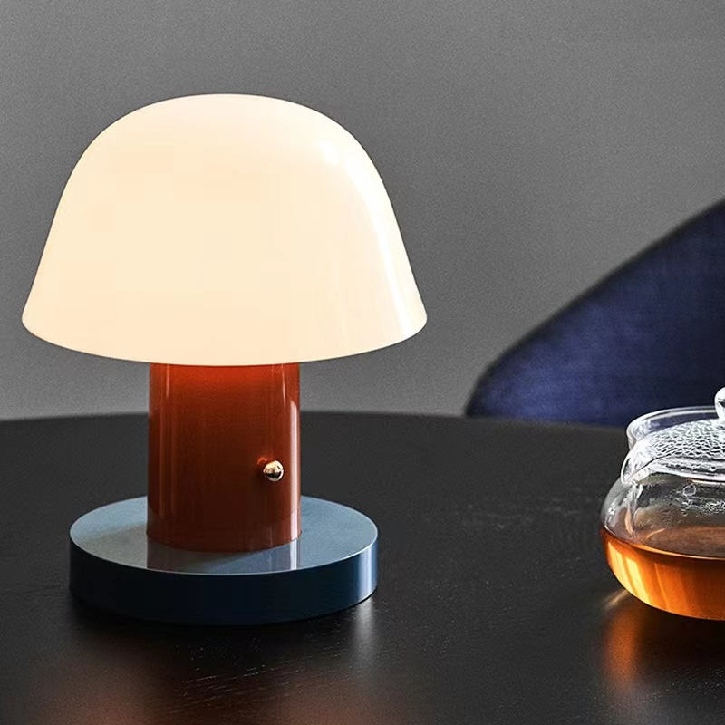 Zabawna lampa stołowa w kształcie grzybka z delikatnym ciepłym światłem