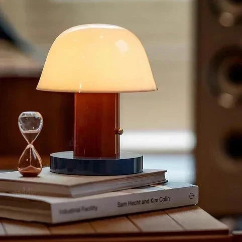 Zabawna lampa stołowa w kształcie grzybka z delikatnym ciepłym światłem