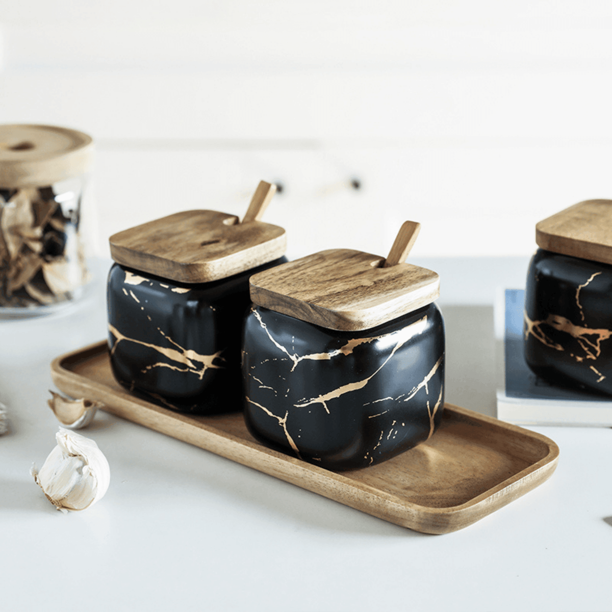 Porzellan-Gewürzgläser-Set mit Holztablett und luftdichten Deckeln