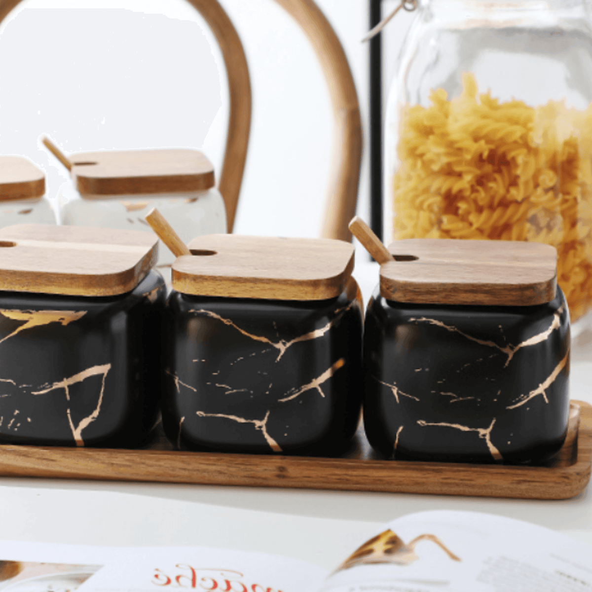 Porzellan-Gewürzgläser-Set mit Holztablett und luftdichten Deckeln
