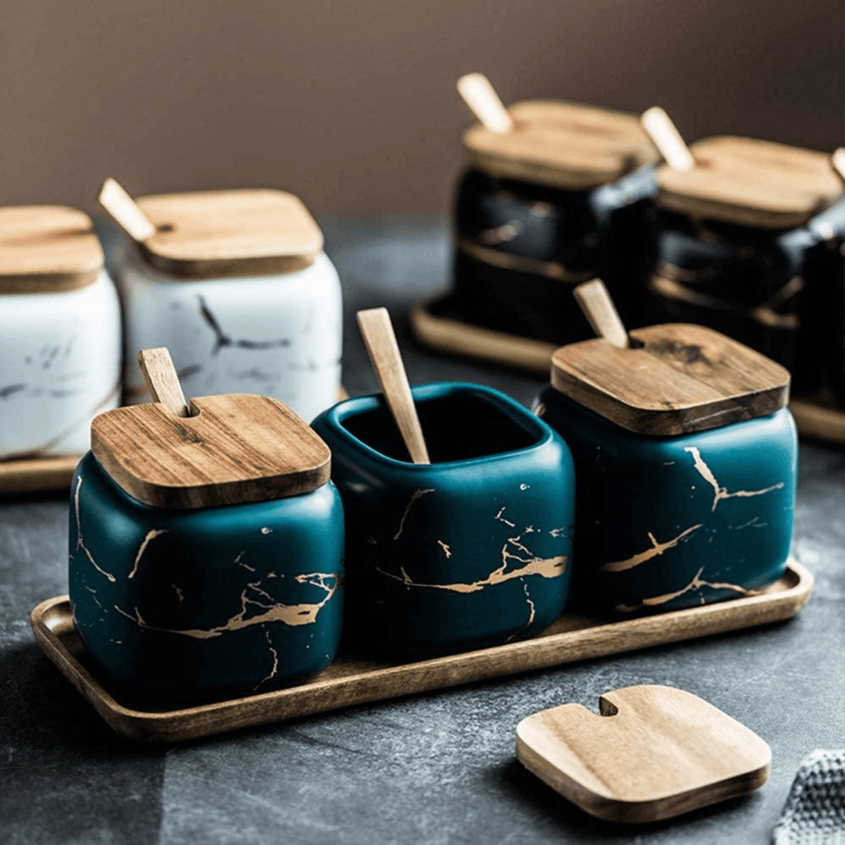 Porzellan-Gewürzgläser-Set mit Holztablett und luftdichten Deckeln