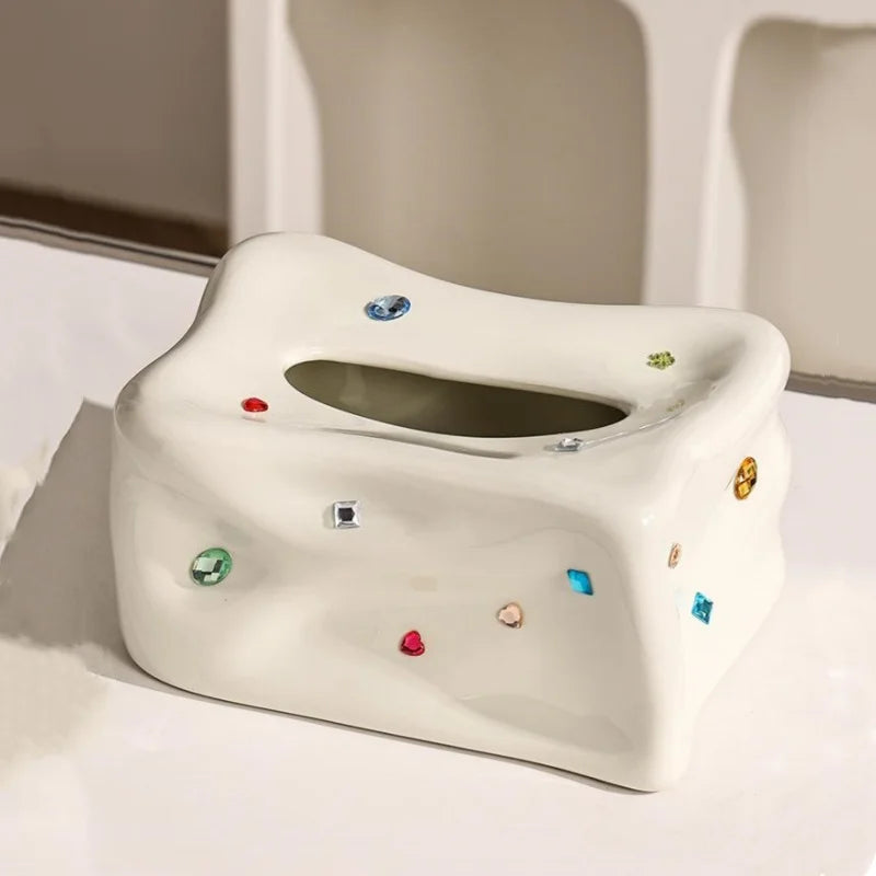 Porcelænsæske til lommetørklæder med hjerteformet ædelstensdetalje