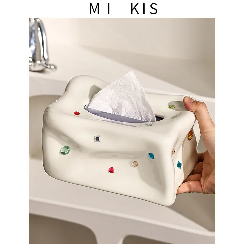 Porcelænsæske til lommetørklæder med hjerteformet ædelstensdetalje