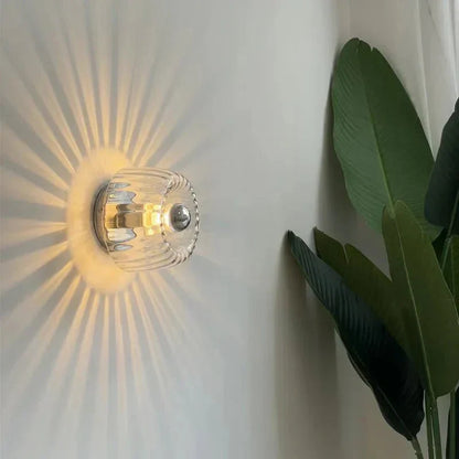Skandinavische Bauhaus-Wandleuchte mit Glasschirm und modernem minimalistischen Design