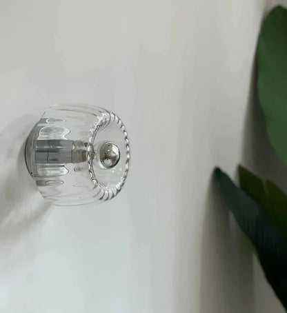 Skandinavische Bauhaus-Wandleuchte mit Glasschirm und modernem minimalistischen Design