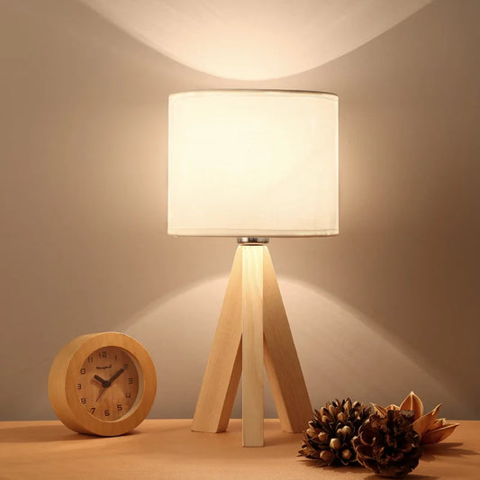Skandinavische Tischlampe mit natürlichem Holzfuß