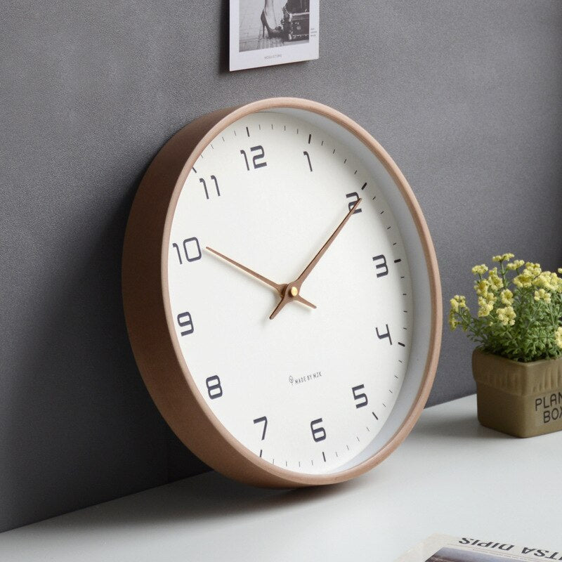 Skandinavisk vægur i træ med minimalistisk design