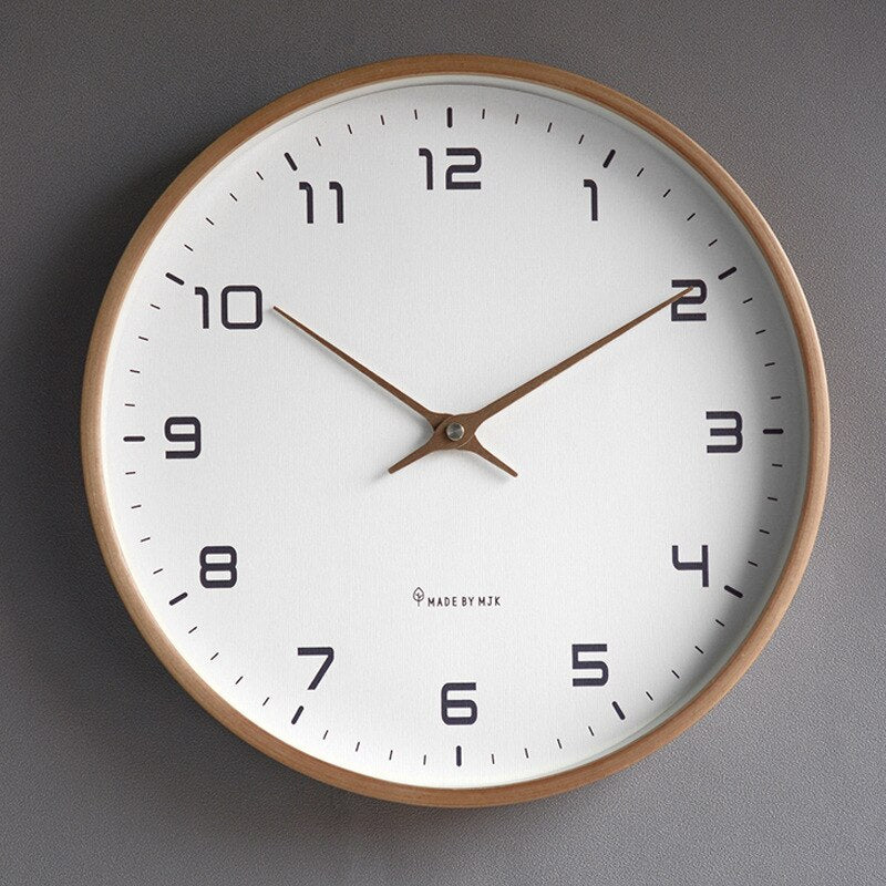 Skandinavisk vægur i træ med minimalistisk design
