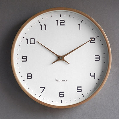 Skandinavisk vægur i træ med minimalistisk design