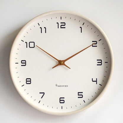 Skandinavisk vægur i træ med minimalistisk design