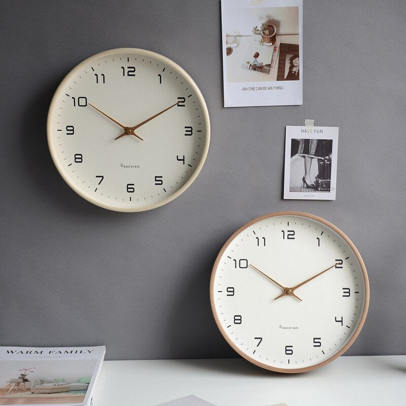 Skandinavisk vægur i træ med minimalistisk design