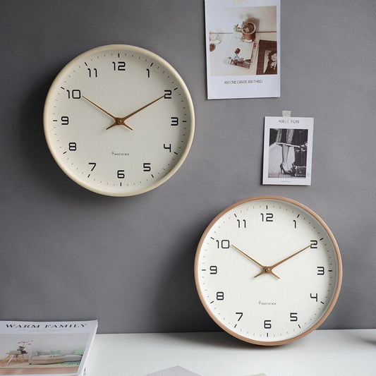 Skandinavisk vægur i træ med minimalistisk design