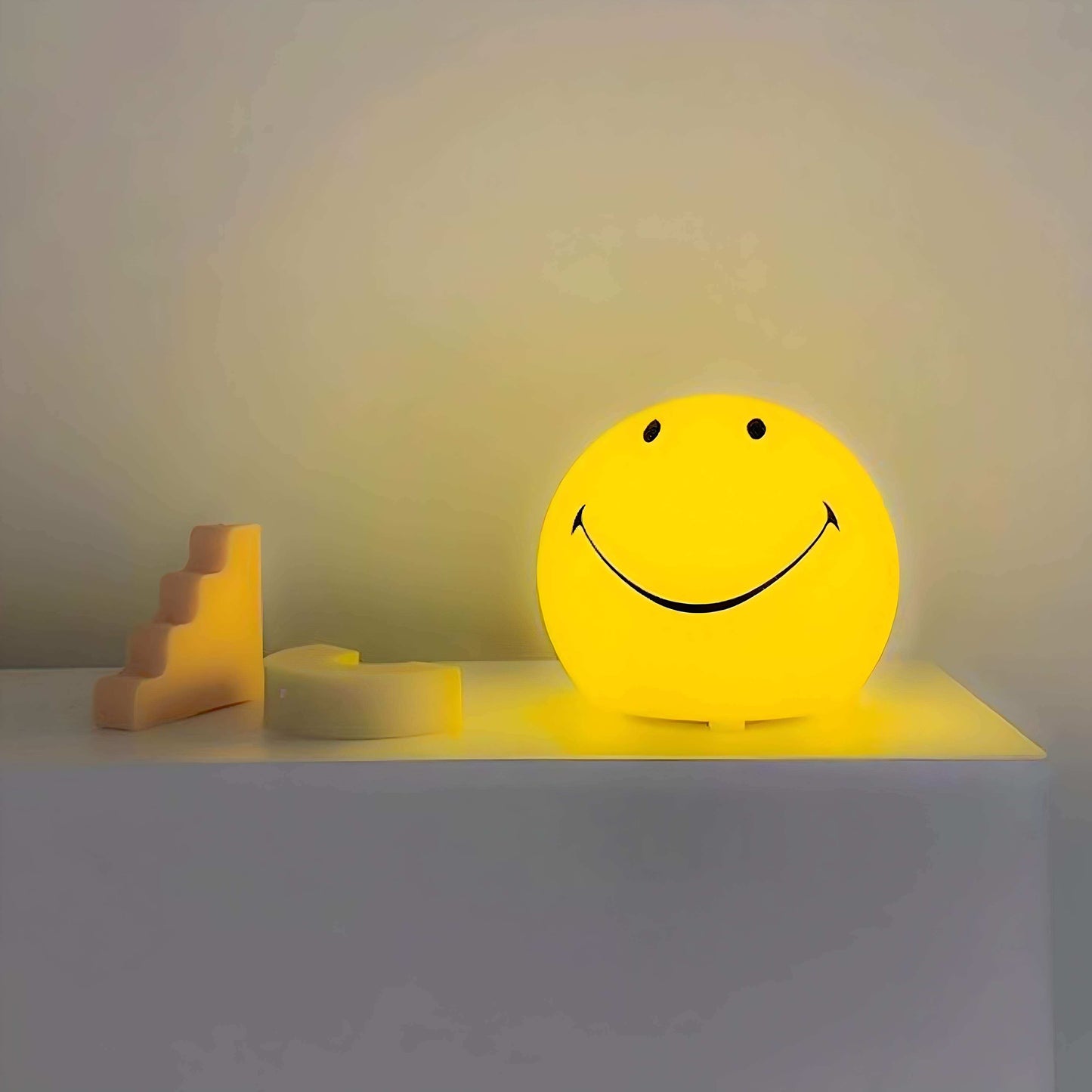 SmileyGlow ściemniana lampa nocna LED z ciepłym światłem ambientowym