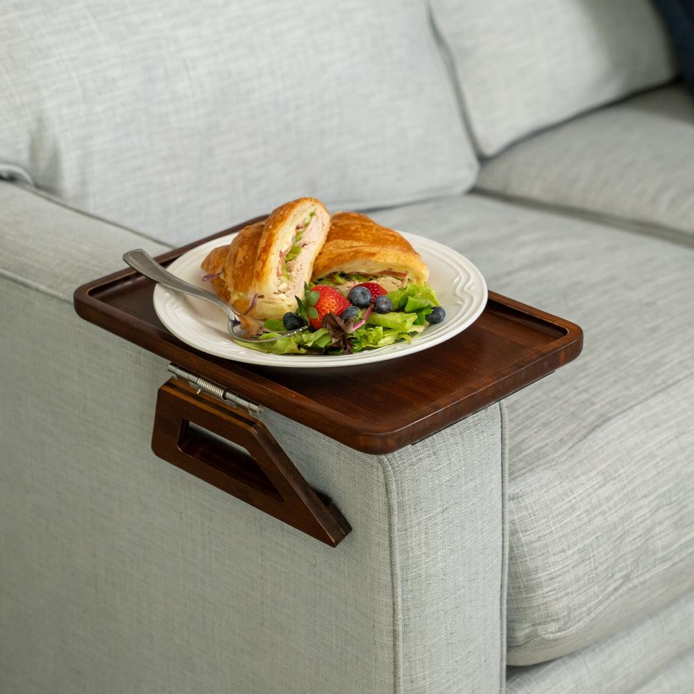 SofaMate verstelbare sofa armleuning tafel voor drankjes en essentials