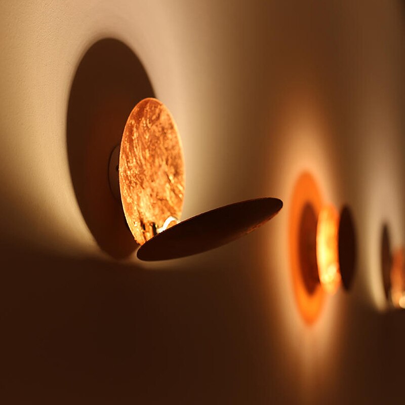 LED-væglampe med solformørkelse og overlappende skivedesign