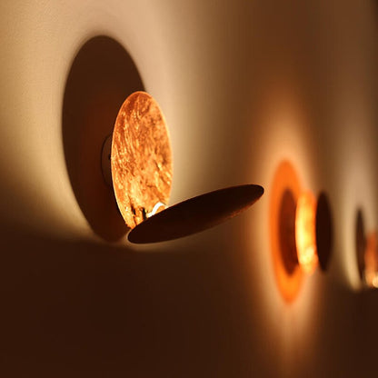LED-væglampe med solformørkelse og overlappende skivedesign