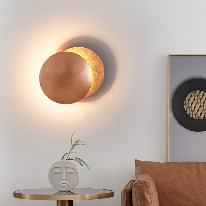 LED-væglampe med solformørkelse og overlappende skivedesign