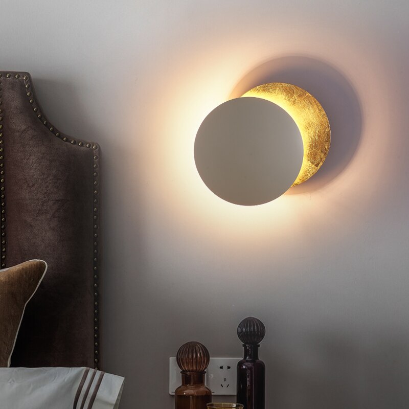 LED-væglampe med solformørkelse og overlappende skivedesign