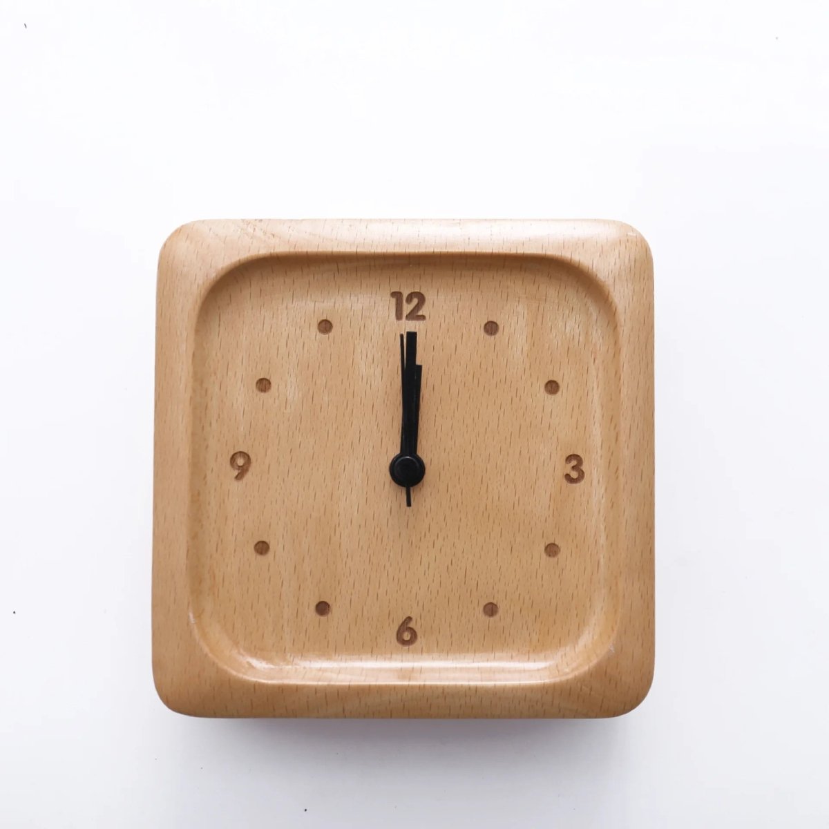 Wekker van massief beukenhout met analoge wijzerplaat en stil uurwerk