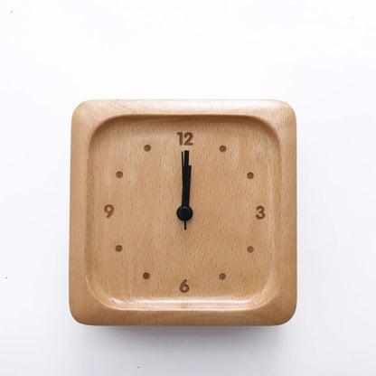 Wekker van massief beukenhout met analoge wijzerplaat en stil uurwerk