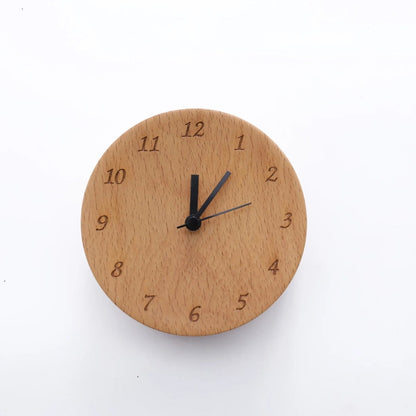 Wekker van massief beukenhout met analoge wijzerplaat en stil uurwerk