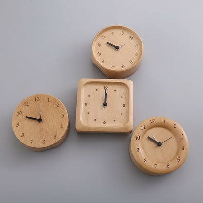 Wekker van massief beukenhout met analoge wijzerplaat en stil uurwerk