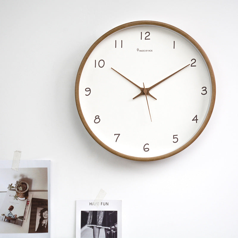 Wanduhr aus Massivholz mit lautlosem Uhrwerk und minimalistischem Design