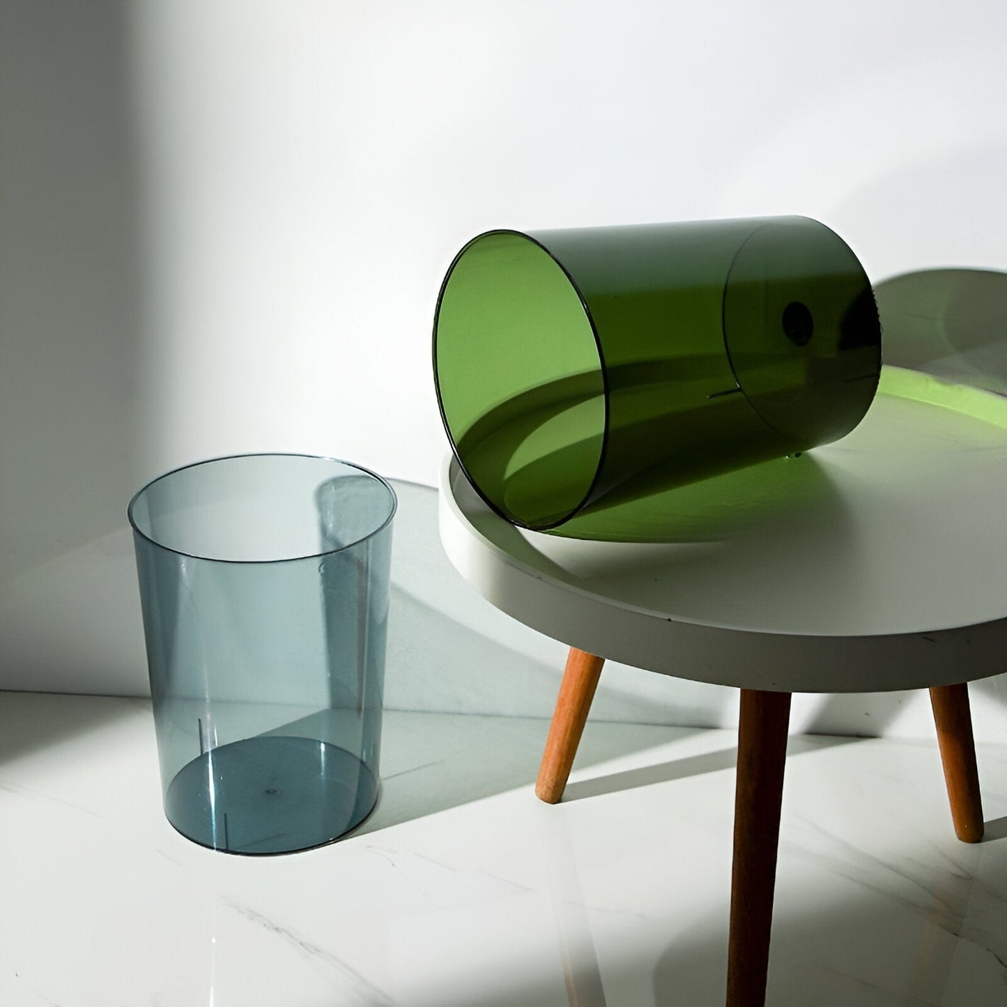 Transparante moderne prullenbak met minimalistisch ruimtebesparend ontwerp