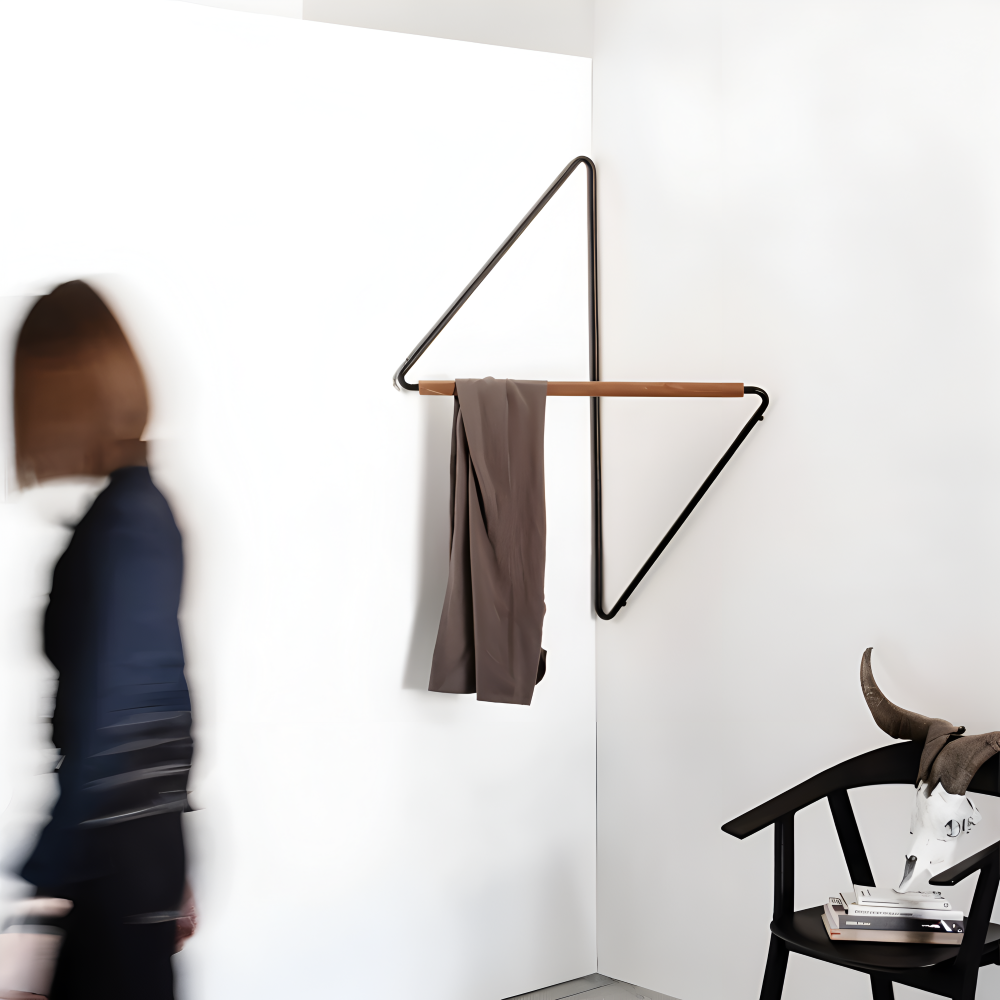 Triad Geometrischer Garderobenständer mit multifunktionalem Stauraum