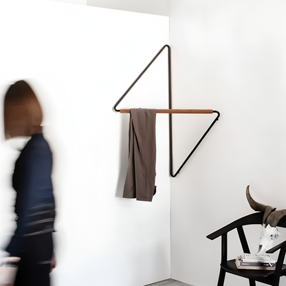 Triad Geometrischer Garderobenständer mit multifunktionalem Stauraum