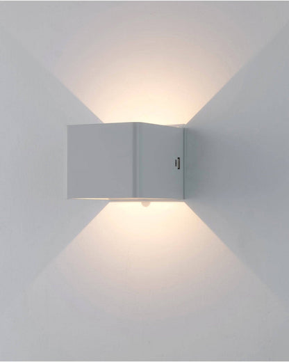 Via USB-C oplaadbare ledwandlamp met bewegingssensor en draadloos design