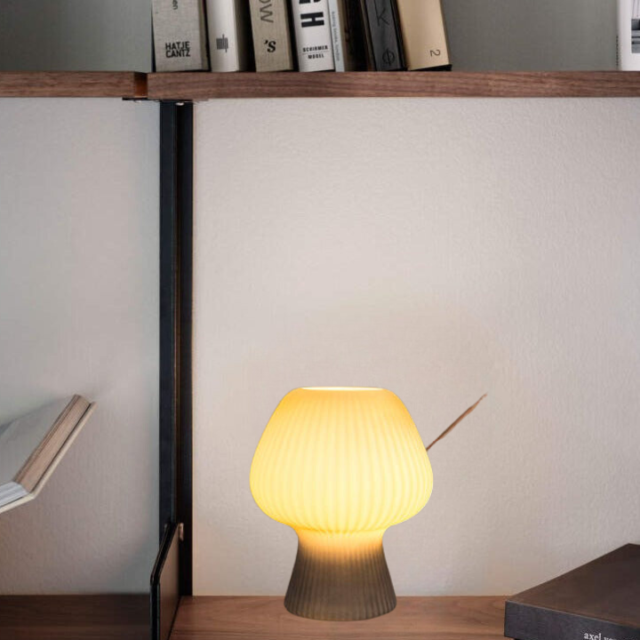 Vintage sengelampe med ribbet glass, svampeformet LED-lys