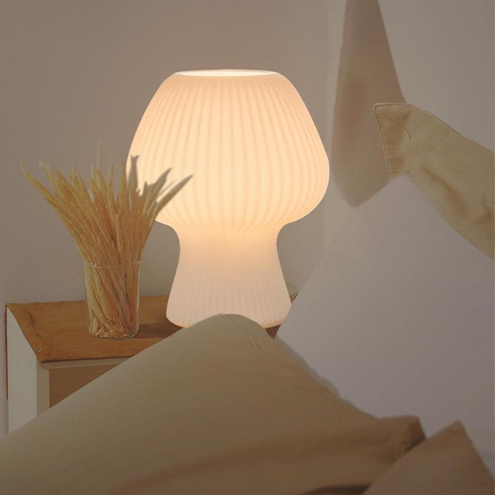 Vintage sengelampe med ribbet glass, svampeformet LED-lys