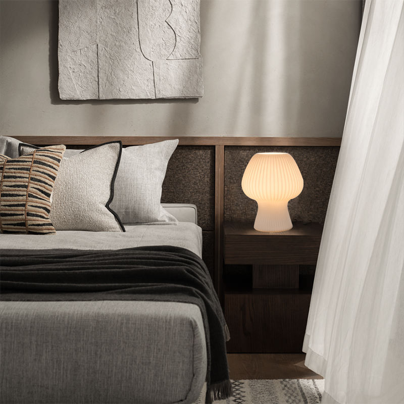 Vintage sengelampe med ribbet glass, svampeformet LED-lys
