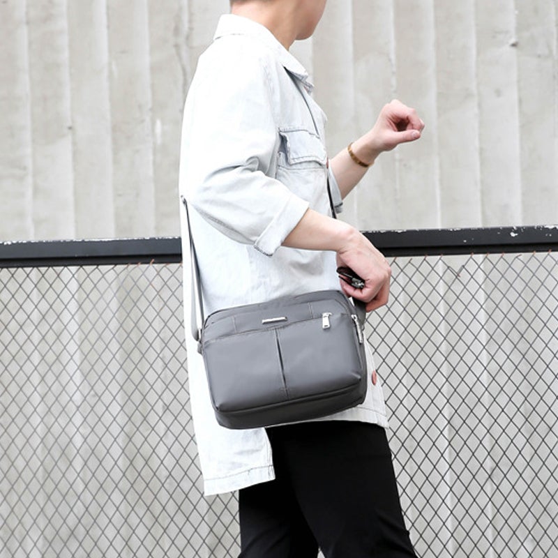 Waterdichte multi-pocket messenger tas met verstelbare schouderband