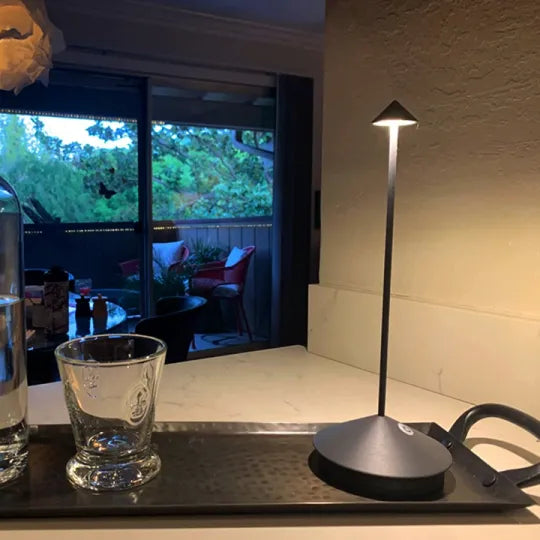 Bezprzewodowa lampa stołowa LED z akumulatorem i nowoczesnym designem  