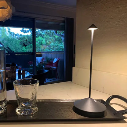 Bezprzewodowa lampa stołowa LED z akumulatorem i nowoczesnym designem  